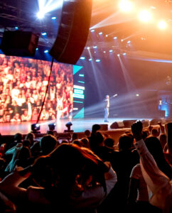 vinicius-michalski-psicologo-fazendo-dinamica-no-palco-do-auditorio-araujo-viana-em-porto-alegre-na-conferencia-mentes-brilhantes-com-participacao-do-economista-ricardo-amorim-2023